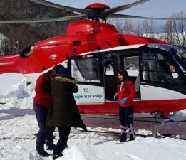 Kar engeli ambulans helikopterle aşıldı