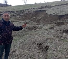 Tokat’ta yağış sonrası heyelan tarlayı kullanılamaz hale getirdi