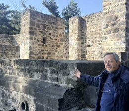 Niksar Kalesi zamana meydan okuyor