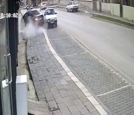 Tokat’ta otomobil markete girdi: 2 yaralı