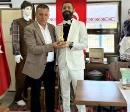Akif Manaf’a Büyük Mübadele Derneği’nden “Evrensel Kardeşlik ve Barış Ödülü”