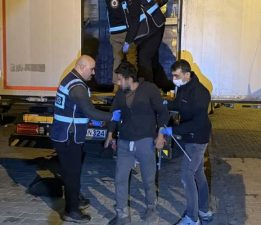 Hurma ve fıstık yağı yüklü tırda 18 kaçak göçmen yakalandı