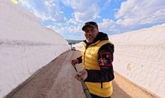 Kar duvarları arasında kalan yol görenleri hayrete düşürdü