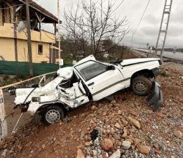 Elektrik direğine çarpan otomobil hurdaya döndü