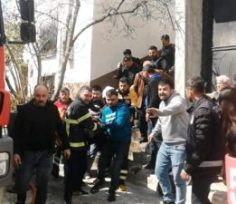 Komşusunu kurtarmak isterken yangının ortasında kaldı