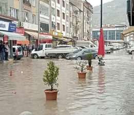 Tokat’ta sağanak yağış yolları göle çevirdi