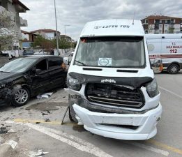 Erbaa’da öğrenci servisi ile otomobil çarpıştı: 10 öğrenci yaralandı