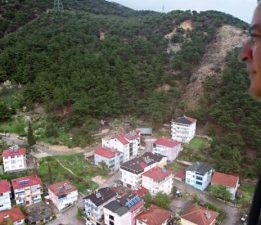 Tokat’ta toprak kayması nedeniyle 13 dairenin tahliye edildiği bölge dron ile görüntülendi