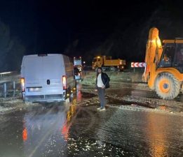 Tokat-Sivas kara yolu yaşanan taşkın nedeniyle kısa süreli trafiğe kapandı