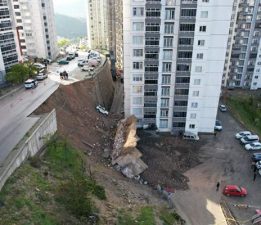 Tokat’ta istinat duvarı çöktü, park halindeki bir araç sürüklendi