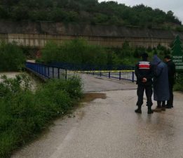 Kelkit Çayı’nın debisi yükseldi, köprü ulaşıma kapatıldı