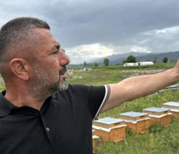 Sel ve soğuk arasında kalan gezgin arıcı: “Ne gidebiliyoruz, ne kalabiliyoruz”