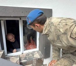 Turhal’da taşkın alarmı, jandarma ev ev gezip uyardı