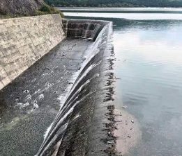 Almus Barajı’ndaki dolusavaktan taşan su dron ile görüntülendi