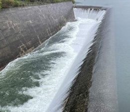 Yeşilırmak’ta taşkına neden olacağı öngörülen Almus barajı dolusavakında debi artıyor