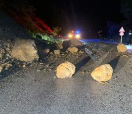 Tokat’ta yamaçtan kopan kaya parçaları yola savruldu