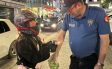 Ehliyet sevincini polislere erik ikram ederek paylaştı