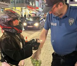 Ehliyet sevincini polislere erik ikram ederek paylaştı