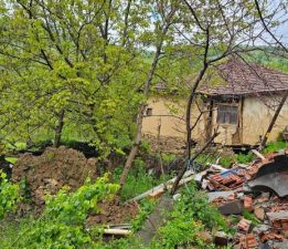 Tokat’ta heyelan nedeniyle 2 ev tahliye edildi
