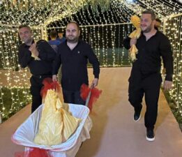 Damadın arkadaşlarından ilginç düğün takısı