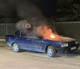 Erbaa’da park halindeki otomobilde yangın çıktı