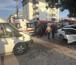İşçi servisi ile otomobil çarpıştı: 5 yaralı