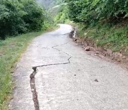 Tokat’ta heyelan korkusuyla vatandaşlar evlerine giremiyor