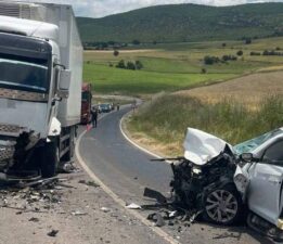 Tokat’ta otomobil ile kamyon çarpıştı: 4 yaralı