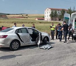 İki otomobil kafa kafaya çarpıştı: 2 yaralı