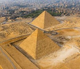Piramitlerin zirvesinde turistlerin kazıdığı yazılar ortaya çıktı
