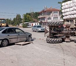 Otomobilin çarptığı traktör yan yattı