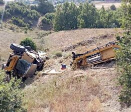 Park halindeyken hareket eden biçerdöver dereye devrildi