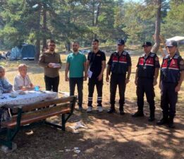 Jandarma ve akademisyenlerden piknikçilere orman yangını uyarısı