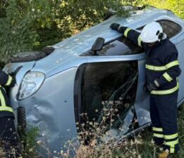 Yoldan çıkan otomobil ağaçlık alanda yan yattı