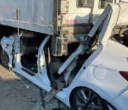 Tıra arkadan çarpan otomobilin sürücüsü hayatını kaybetti