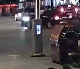 Motosiklet sürücüsü yola savruldu: Kaza anı kamerada