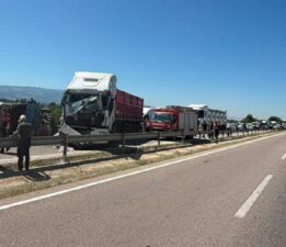 Tır ile traktör çarpıştı: 1 yaralı