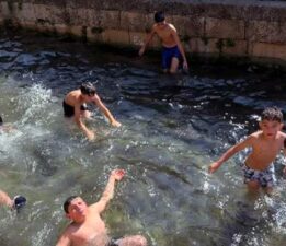 Sıcaktan bunalan çocuklar çayda yüzerek ferahladı