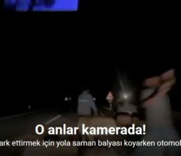 Kazayı fark ettirmek için yola saman balyası koyarken otomobil çarptı: O anlar kamerada