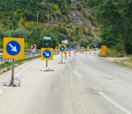 Tokat ile Sivas arasındaki Katmerkaya’da aylardır trafik tek şeritten ilerliyor