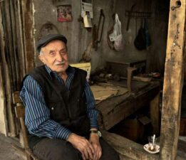 70 yıldır aynı ocağın başında kalay yaparak mesleği yaşatmaya çalışıyor