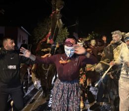 Damadın cezalı yakınları un ve yumurtaya bulanıyor