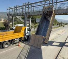 Damperi açık kalan tır üst geçide çarptı: Sürücü yaralandı