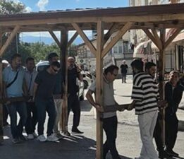 Öğretmenler kamelyayı, yıkılacak okulun bahçesinden yeni okulun bahçesine elleriyle taşıdı