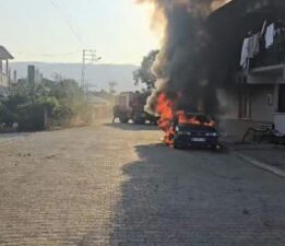 Yanan otomobilin alevleri balkondaki çamaşırları tutuşturdu