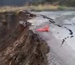 Tokat’ta sağanak sonrası köy yolu çöktü, Çökme anı kamerada