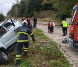 Niksar’da şarompole devrilmek üzere olan araçtan 4 kişi kurtarıldı