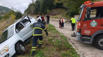Niksar’da şarompole devrilmek üzere olan araçtan 4 kişi kurtarıldı