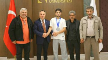 Milli güreşçi Bekir Keser’den Rektör Yılmaz’a ziyaret