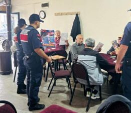 Jandarma çocuklar silahlara ulaşmasın diye köy köy gezip broşür dağıttı